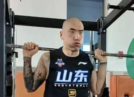记者:费内巴切仍在和曼城谈阿克转会费,预计700万+150万镑 记者:费内巴切仍在和曼城谈阿克转会费,预计700万+150万镑