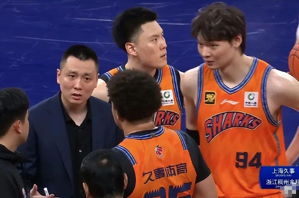 记者:费内巴切仍在和曼城谈阿克转会费,预计700万+150万镑 记者:费内巴切仍在和曼城谈阿克转会费,预计700万+150万镑