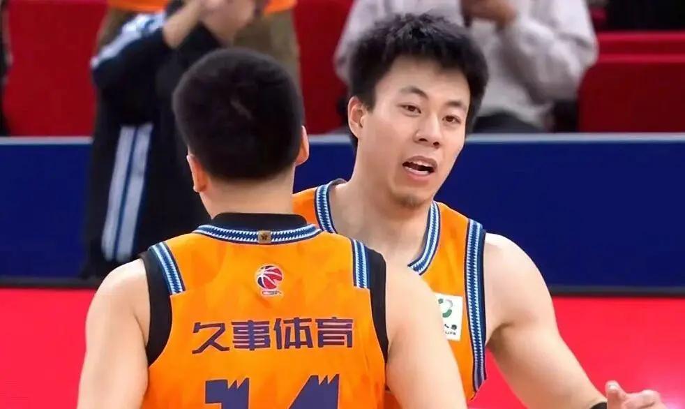 NBA球员齐聚青训营：朗多传授球商，欧文膝伤后首秀状态良好