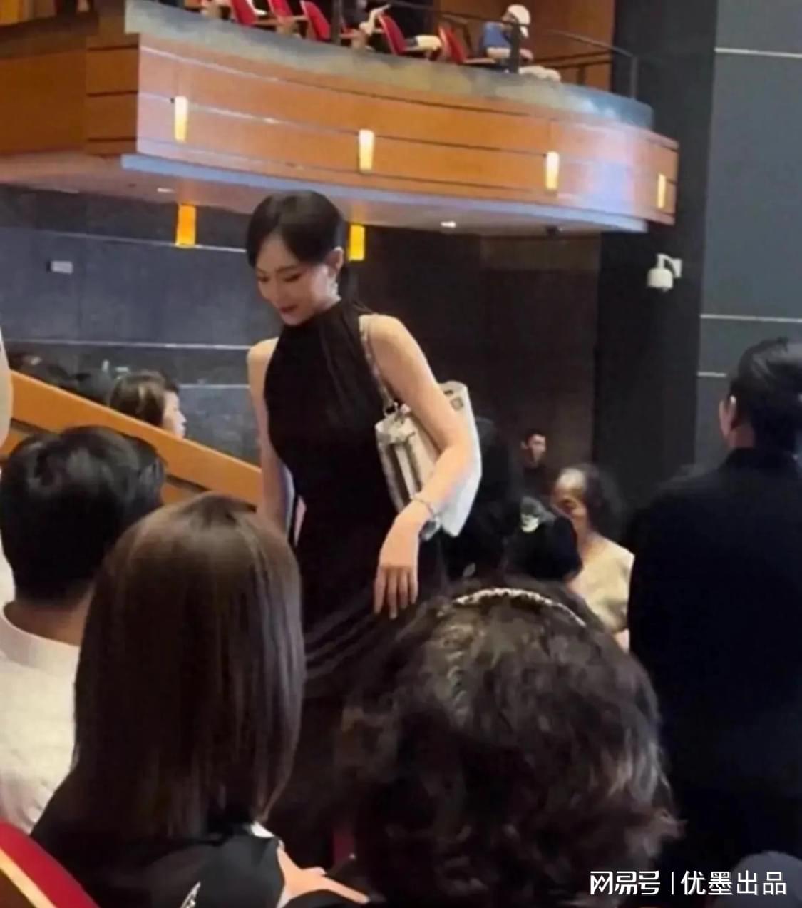 九游体育4年2.29亿,福克斯坑苦马刺!老板儿子“赶人”+搭首轮才能送走? 九游体育4年2.29亿,福克斯坑苦马刺!老板儿子“赶人”+搭首轮才能送走?