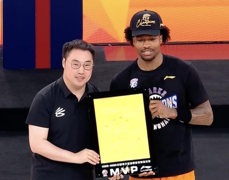 九游体育被同1块石头绊倒4次！马刺丢冠太扎心了，米奇给出解释，说得轻巧
