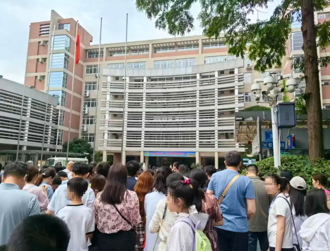 5.81亿!詹姆斯又被低估!湖人要续约两名球员了... 5.81亿!詹姆斯又被低估!湖人要续约两名球员了...