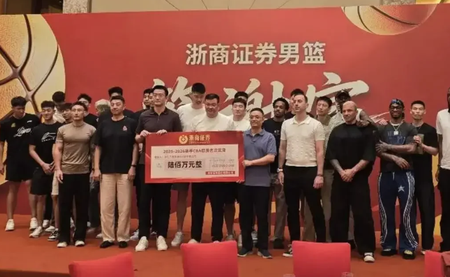 字母哥首选热火，雄鹿陷交易两难