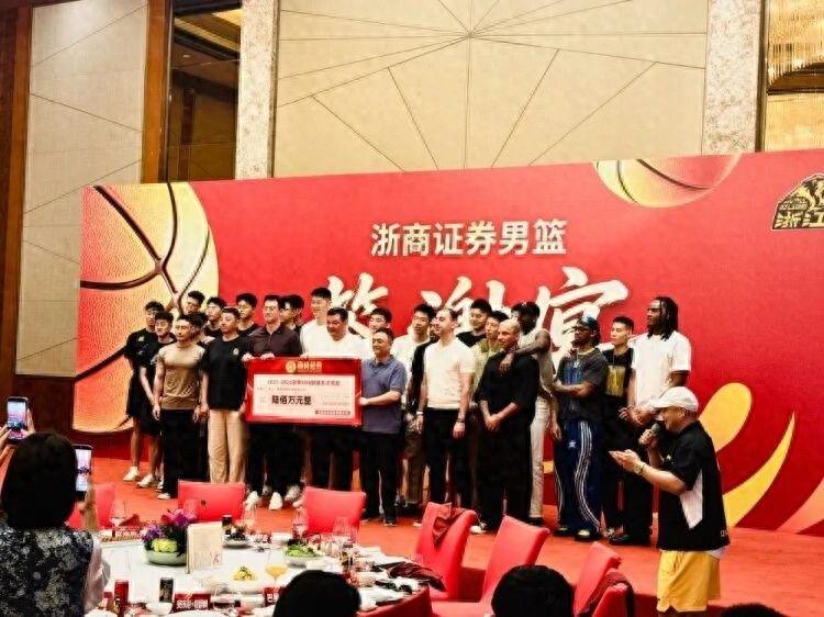 九游体育NBA流言汇总:雄鹿绿军围绕字母谈判 布朗去第三方 九游体育NBA流言汇总:雄鹿绿军围绕字母谈判 布朗去第三方