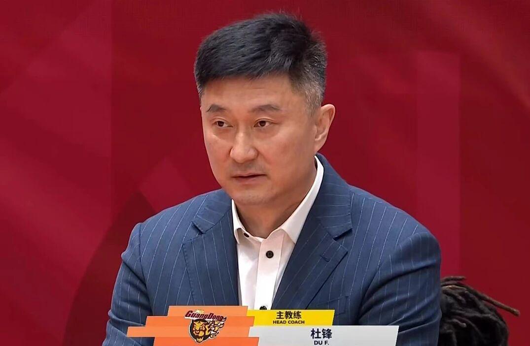 尼克斯队时隔53年NBA再夺冠，中锋罗宾逊晒比赛前酒店抓蛇视频