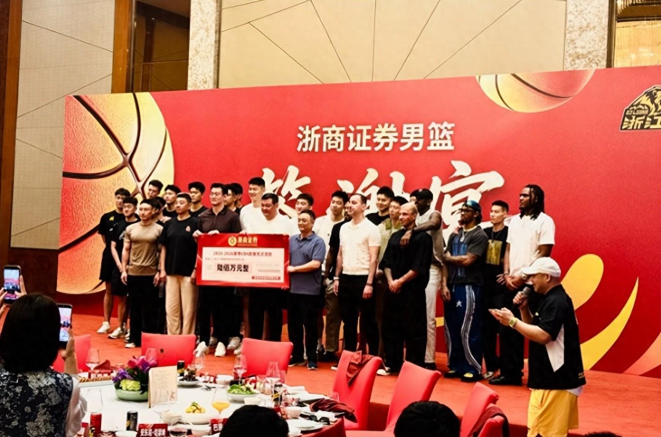 来真的?一马刺球迷报警让警察把福克斯抓起来 来真的?一马刺球迷报警让警察把福克斯抓起来