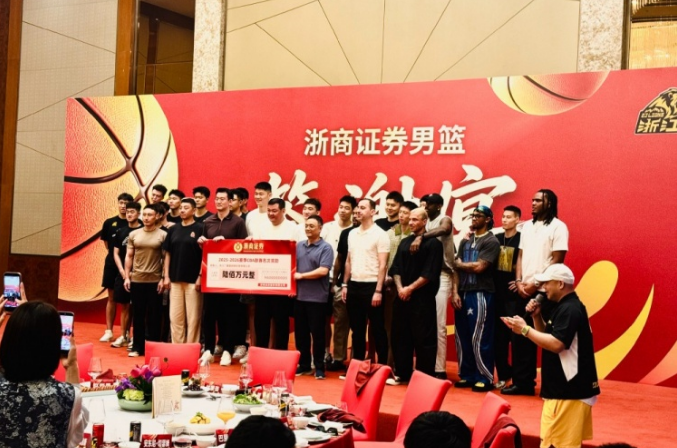 NBA流言汇总:雄鹿绿军围绕字母谈判 布朗去第三方 NBA流言汇总:雄鹿绿军围绕字母谈判 布朗去第三方
