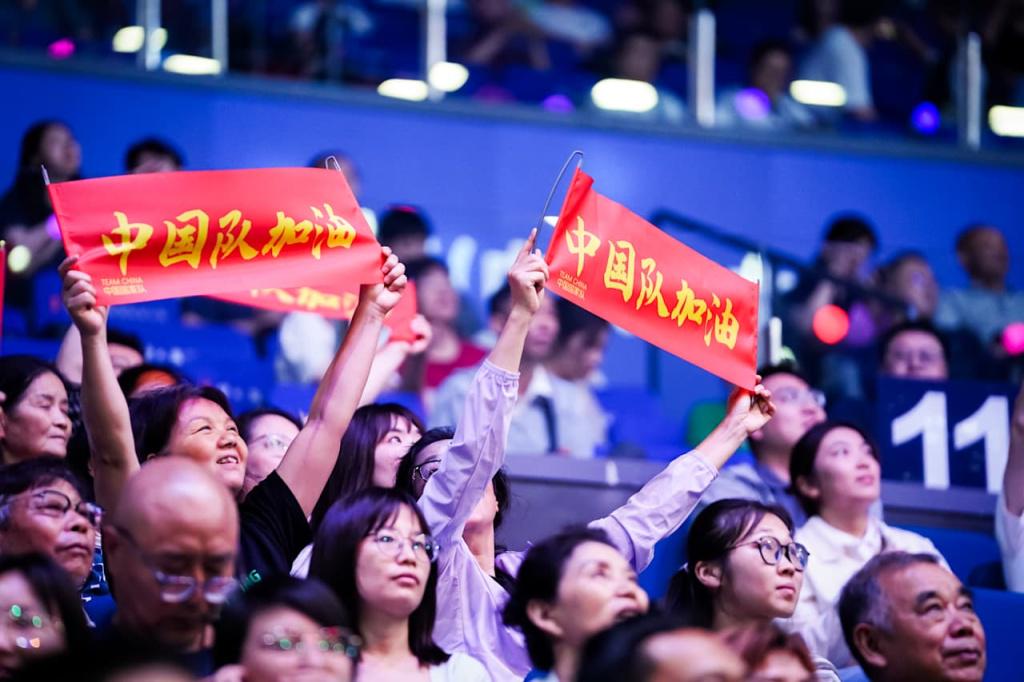 饿了?拉门斯被拍到在比利时替补席啃苹果 饿了?拉门斯被拍到在比利时替补席啃苹果