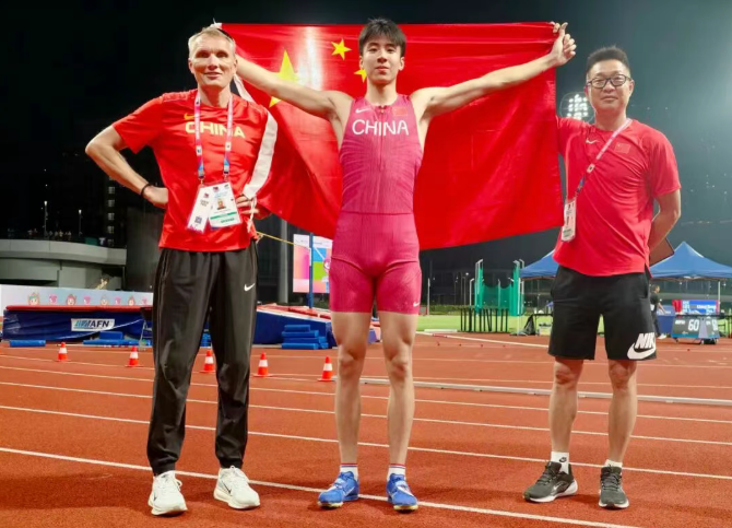 拉塞尔夺加泰排位赛杆位
