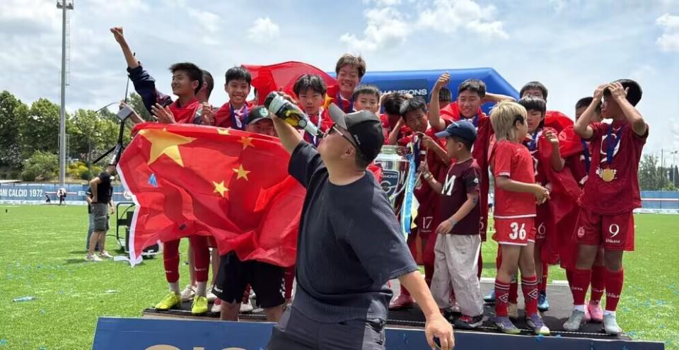 克罗地亚媒体开炮:我们被抢劫!FIFA保送葡萄牙 C罗靠施舍获最佳 克罗地亚媒体开炮:我们被抢劫!FIFA保送葡萄牙 C罗靠施舍获最佳