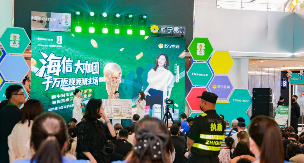九游体育尴尬!巴西男球迷看台上紧盯女伴胸部看 被转播镜头拍到后生无可恋 九游体育尴尬!巴西男球迷看台上紧盯女伴胸部看 被转播镜头拍到后生无可恋