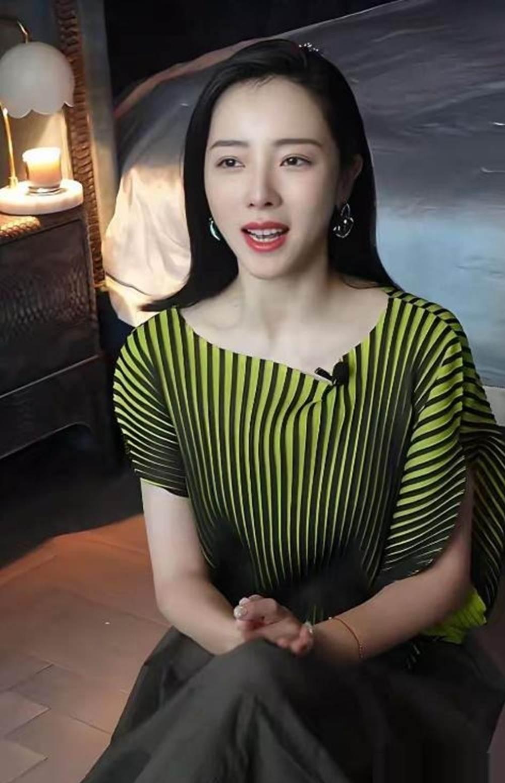 九游体育亚运会争议判罚！胡荷韬禁区线被踢，主裁判无视，媒体人怒批偏哨